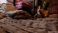 Dalam sehari, para pekerja mampu memproduksi hingga 6 ton kerupuk mentah.
