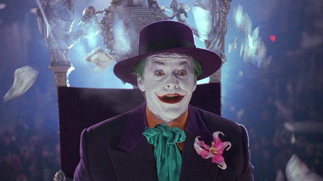 Pada film Batman versi sutradara Tim Burton (1989), karakter Joker diperankan oleh aktor kawakan Jack Nicholson. Kali ini, Joker tampil lebih dandy dengan setelan berdasi pussy bow serta korsase yang terbuat dari bunga asli. (Foto: Dok. IMDb)