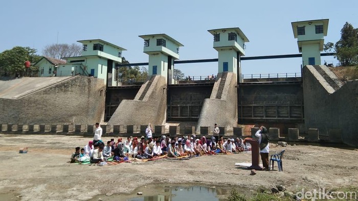 Warga Karawang dan Bekasi Salat Istisqa di lokasi Sungai Cibeet yang mengering.