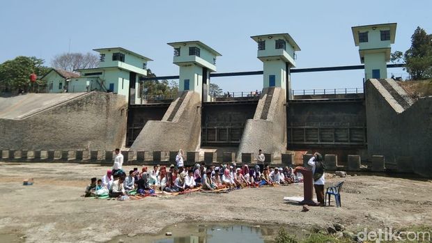Warga Karawang-Bekasi Salat Istisqa di Sungai Cibeet yang Mengering