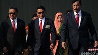 Sekjen PDIP, Moeldoko dan Luhut berjalan bersama.