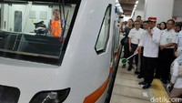 Menteri Perhubungan (Menhub) Budi Karya Sumadi siang ini meninjau langsung pengoperasian perdana kereta api (ka) bandara dari Stasiun Manggarai menuju Stasiun Soekarno Hatta (Soetta).