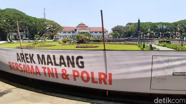 Petisi di sekitar Bundaran Tugu Kota Malang/