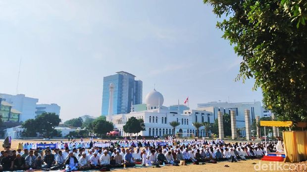 Warga Gelar Salat Minta Hujan di Lapangan Masjid Al-Azhar