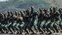 Lebih dari seribu orang prajurit dan srikandi TNI dari TNI AD, AL dan AU kemudian berlari ke arah lapangan. Mereka memberi salam hormat kepada seluruh tamu undangan, kemudian langsung menunjukkan rangkaian gerak serempak memperagakan gerakan pernapasan bela diri militer.