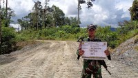 Selain menciptakan konektivitas, dampak lain dibukanya Jalan Trans Papua ini, yakni keamanan semakin terjamin.Foto: Dok. Ditjen Bina Marga Kementerian PUPR