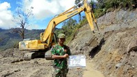 Di samping menjadi pertahanan negara, pembangunan jalan yang dilakukan oleh TNI berupa pembukaan lahan dan pembangunan badan jalan untuk meningkatkan konektivitas.Foto: Dok. Ditjen Bina Marga Kementerian PUPR