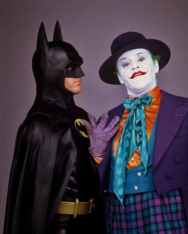 Tidak ketinggalan, sebuah topi bergaya fedora turut memaksimalkan penampilan Joker yang diperankan oleh Jack Nicholson ini. Di film tersebut, Joker juga ditampilkan sebagai sosok jahat yang sangat jenaka. Ia suka menari dan genit. (Foto: Dok. IMDb)