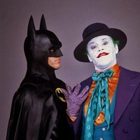 Tidak ketinggalan, sebuah topi bergaya fedora turut memaksimalkan penampilan Joker yang diperankan oleh Jack Nicholson ini. Di film tersebut, Joker juga ditampilkan sebagai sosok jahat yang sangat jenaka. Ia suka menari dan genit. (Foto: Dok. IMDb)