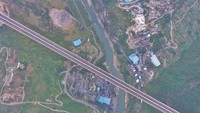 Jembatan gantung di China kerap berhasil menurunkan kemiskinan karena terbukanya keterisolasian suatu daerah. Foto: Dok. Xinhua/Liu Kun