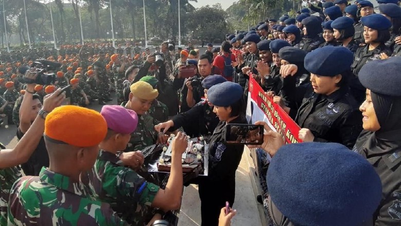 Saat Brimob Beri Kejutan Kue Ultah ke Prajurit TNI di DPR Saat Brimob Beri Kejutan Kue Ultah ke Prajurit TNI di DPR