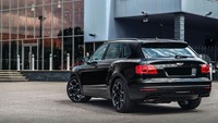 Berbeda dengan Urus yang lebih sporty dan tampak lincah, Bentayga tampak lebih kaku dan formal dengan desainnya. Kritikkan ini pun diobati oleh Rumah modifikasi asal Inggris, Kahn Design. Kahn baru saja merilis Bentley Bentayga V8 Centenary edition yang lebih layak bersaing dengan Lamborghini Urus. Foto: Pool (Khanautomobiles)