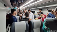 Setibanya di kereta, Budi Karya pun langsung menyambangi beberapa penumpang dan memberikan beberapa pertanyaan seperti dari mana dan mau kemana.