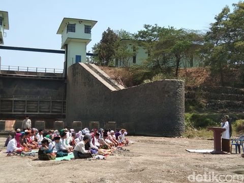 Warga Karawang-Bekasi Salat Istisqa di Sungai Cibeet yang Mengering