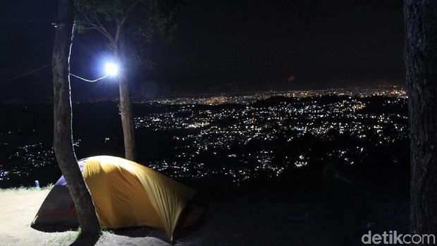 Berburu Fajar di Geger Bintang Matahari Lembang