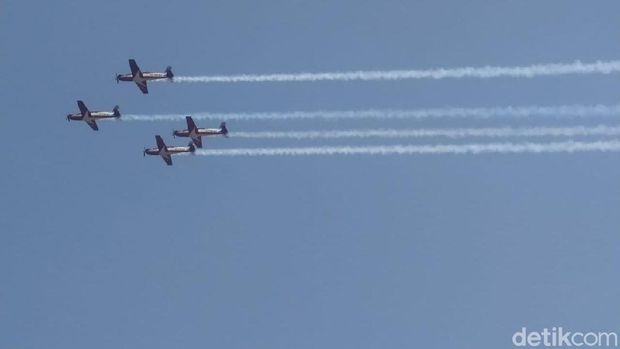 Manuver Jupiter Lukis Lambang Cinta di Langit Halim Perdanakusuma