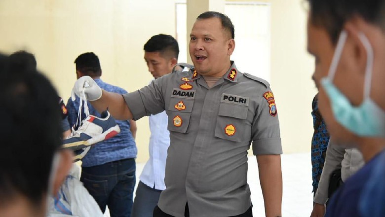 Selundupkan Pakaian Bekas Ilegal Rp 1,1 Miliar, 8 Pelaku Ditangkap Selundupkan Pakaian Bekas Ilegal Rp 1,1 Miliar, 8 Pelaku Ditangkap