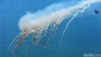 2 Pesawat F 16 menjatuhkan bom di udara.