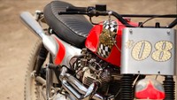 Tidak salah kiranya Ontoseno mengusung tema Flat Track, karena masih ada DNA-DNA balap yang ada dalam Triumph T140 Bonnevile. Dapur pacu Ontoseno dipilih mesin Triumph T140 yang berkapasitas 750cc, agar beringas di lintasan sekaligus mampu melibas berbagai tantangan. Motif kotak-kotak pada sektor tangki bahan bakar merupakan cerminan visual dari sosok Ontoseno sesungguhnya yang menggunakan balutan bermotif kotak-kotak. Foto: dok. Kustomfest