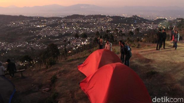 Berburu Fajar di Geger Bintang Matahari Lembang