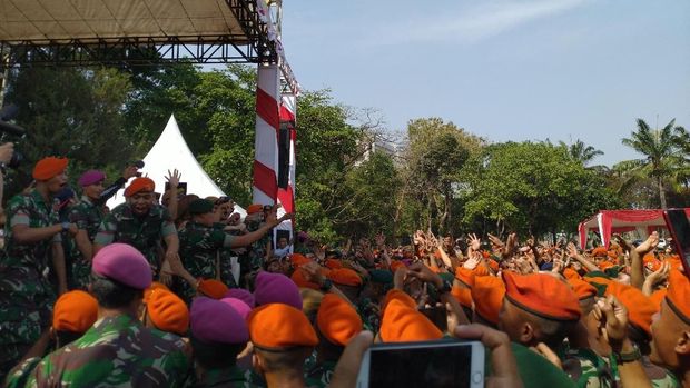 TNI dan Polri bernyanyi dan menari bersama,
