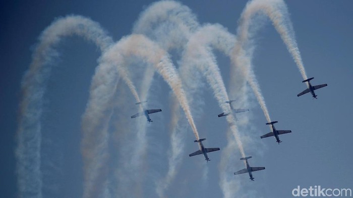 The Indonesian Air Forces aerobatic team performs during celebrations for the 74th Indonesian National Armed Forces day at Halim Perdanakusuma airbase in Jakarta, Indonesia, October 5, 2019. REUTERS/Willy Kurniawan