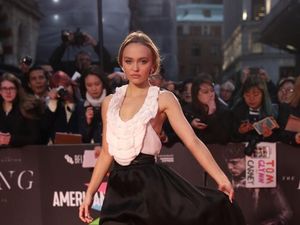 Foto: Malafungsi Busana, Payudara Lily-Rose Depp Nyaris Terekspos