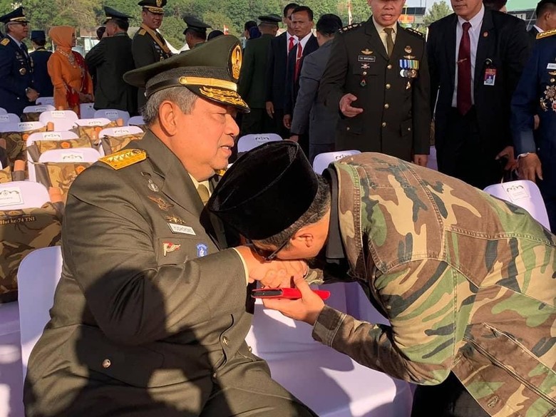 Momen SBY Berbaju Militer di HUT TNI, Yusuf Mansur Senang Bisa Cium Tangan Momen SBY Berbaju Militer di HUT TNI, Yusuf Mansur Senang Bisa Cium Tangan