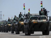 Alutsista di HUT TNI ke-74, dari Anoa Hingga Leopard