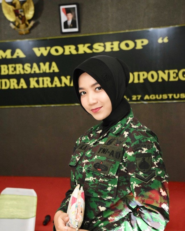 Dari TNI Angkatan Darat, ada Riska Fitri Oktavia. Berhijab tak menghalangi Riska untuk menjadi tentara lho. (Foto: Instagram)