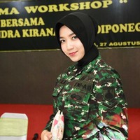 Dari TNI Angkatan Darat, ada Riska Fitri Oktavia. Berhijab tak menghalangi Riska untuk menjadi tentara lho. (Foto: Instagram)