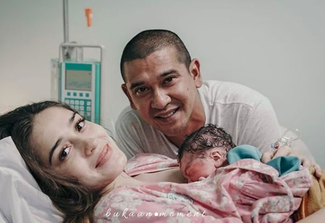 Begitu pun dengan Yasmine Widblood. Penampilannya semakin cantik dengan sapuan lipstik bernuansa natural. Foto: Instagram