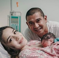 Begitu pun dengan Yasmine Widblood. Penampilannya semakin cantik dengan sapuan lipstik bernuansa natural. Foto: Instagram