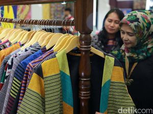 Berbahan Baku Sarung, Blazer Batik Ini Mendunia