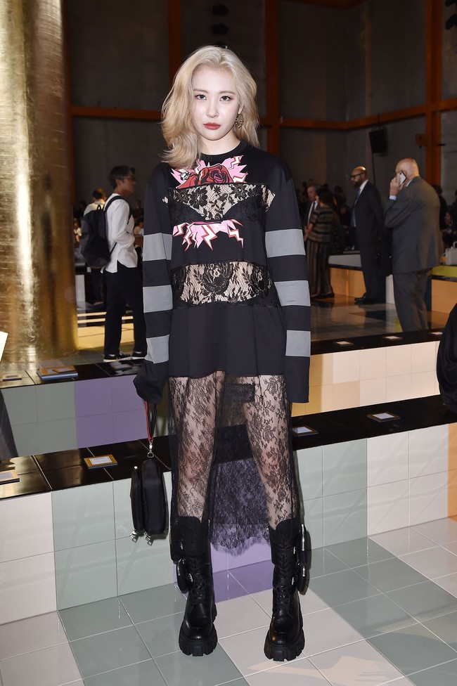 SunmiHadir pula mantan personel Wonder Girls, Sunmi, yang kini bersolo karier. Datang ke peragaan fashion Prada, ia menghadirkan gaya yang unik. Sunmi tampak mengenakan dress renda transparan yang dilapisi atasan lengan panjang dengan banyak cutout. (Foto: Instagram)