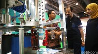 Mesin pembuat botol kemasan.