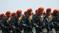 Pasukan parade berjumlah 6.806 personel terdiri dari lambang-lambang kesatuan juga menunjukkan aksinya di perayaan HUT ke-74 TNI yang mengangkat tema TNI Profesional Kebanggaan Rakyat.