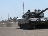 Alutsista di HUT TNI ke-74, dari Anoa Hingga Leopard