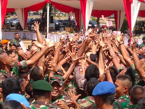 Ada Aksi Sawer Uang di HUT ke-74 TNI di Kompleks DPR