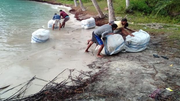 Delapan pelaku ditangkap dan 190 paket bal Rp 1,1 miliar diamankan.