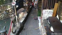 Rumah warga dan kali tersebut dibatasi jalan kecil. Jalan itu terlihat hanya bisa dilalui satu sepeda motor. (Foto: Sachril Agustin Berutu/detikcom)