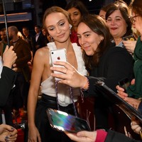 Ia pun sempat menyapa penggemarnya. Sesekali permintaan selfie juga dilayaninya. (Foto: Getty Images)