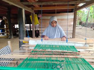 Melihat Kreasi Tenun dari Desa Siem Aceh Besar