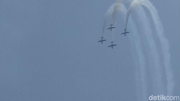 Manuver Jupiter Lukis Lambang Cinta di Langit Halim Perdanakusuma