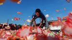 Melihat Produksi Kerupuk Bawang Putih di Rancasari