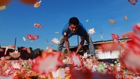Pekerja menjemur kerupuk bawang di pabrik kerupuk, Kelurahan Mekarjaya, Kecamatan Rancasari, Kota Bandung, Sabtu (5/10/2019).