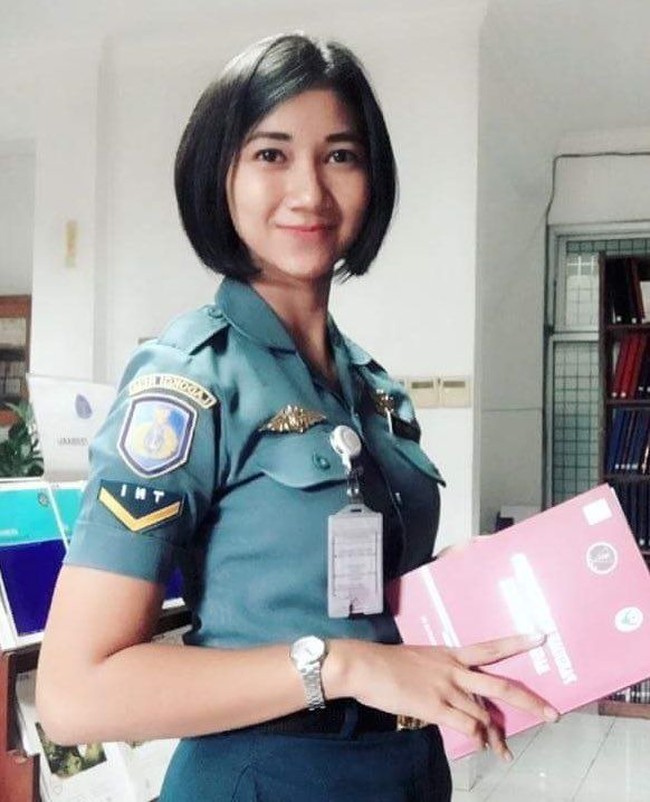 Kenalkan, ini Ambar Dwi Claudia. Seperti Dina, ia juga bertugas di TNI AL. (Foto: Instagram)