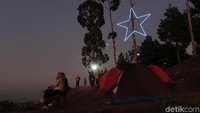 Traveler juga dapat menyaksikan taburan bintang dari punggung Gunung Putri. Apalagi ada instalasi lampu raksasa berbentuk bintang yang bisa disaksikan mata dari kaki gunung. (Yudha/detikcom)