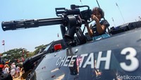 Ada juga yang berfoto dengan senapan otomatis.