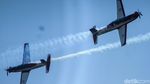 Tim Aerobatik TNI AU Meliuk-liuk di Udara